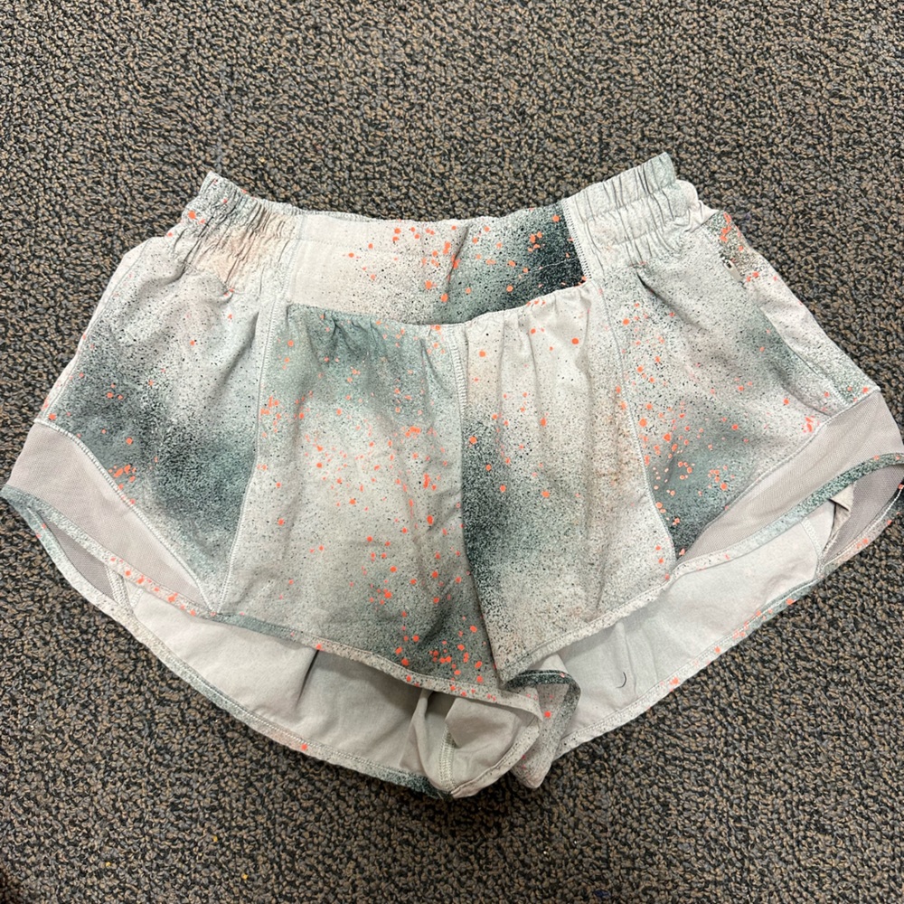 Lululemon size 4 Hotty Hot Low-Rise Lined Short 2.5”